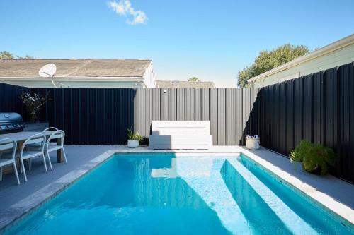 Chic Marigny Home with Heated Pool – khách sạn tại Saint Claude