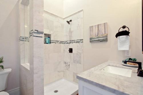 Refurbished Home with Hot Tub - image 2