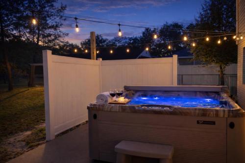 Spring Deal! Hot Tub Heaven in Family Beach Escape in Vermont Heights (FL)