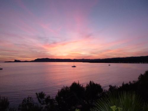 1-Bedroom Waterfront Apartment with Balcony and Direct Beach Access - Location saisonnière - Saint-Cyr-sur-Mer