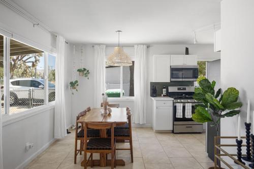15 min to JT Park Hot Tub Cute Design Full Kitchen in Yucca Valley, USA