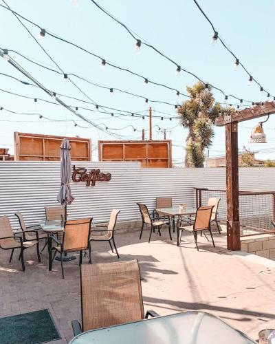 15 min to JT Park Hot Tub Cute Design Full Kitchen in Yucca Valley, USA