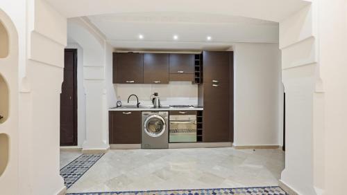 Kingsize bed apartment with pool & smart tv and wifi - image 11
