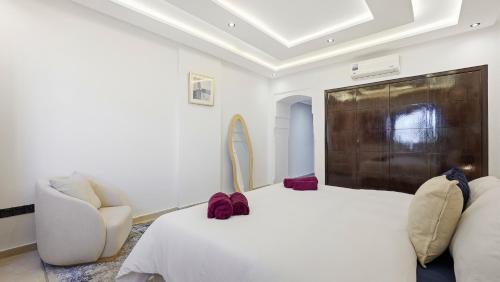 Kingsize bed apartment with pool & smart tv and wifi - image 6