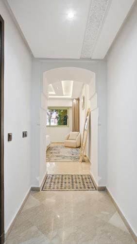 Kingsize bed apartment with pool & smart tv and wifi - image 13