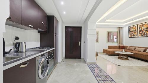 Kingsize bed apartment with pool & smart tv and wifi - image 10