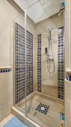 Kingsize bed apartment with pool & smart tv and wifi - image 9