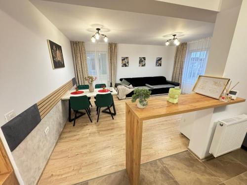 Luxury Glam Apartments Coresi Mall Area - Parking Option - image 4