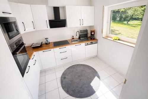 köök, Modernes Apartment in Freudenberg am Main 24h Check-in Terrasse mit Blick ins Grune privater Parkpla in Freudenberg (Baden-Wurttemberg)