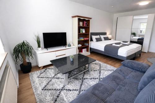 Jagatud salong / TV-ala, Modernes Apartment in Freudenberg am Main 24h Check-in Terrasse mit Blick ins Grune privater Parkpla in Freudenberg (Baden-Wurttemberg)