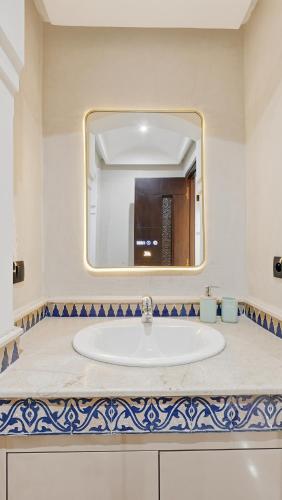 Kingsize bed apartment with pool & smart tv and wifi - image 8