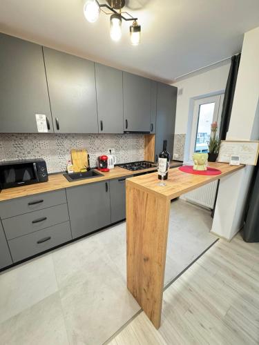 Luxury Apartments near Coresi Mall by GLAM - Parking Option - image 3