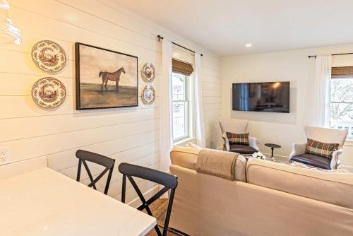 Kildahl House - Boutique Farmhouse Suite #2 in West Dundee (IL)