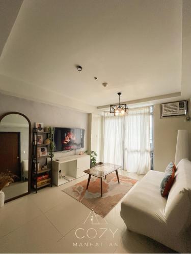 1-Bedroom Unit Manhattan Heights Araneta Cuabo with Balcony in Santolan