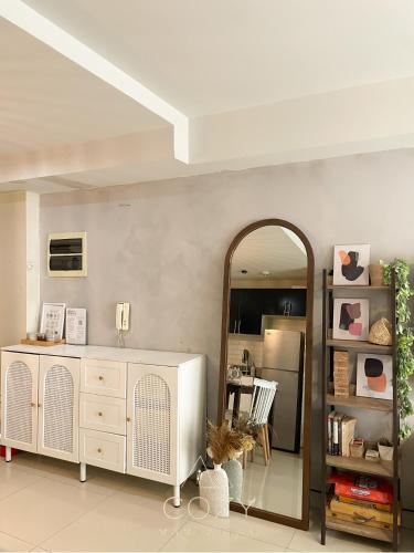 1-Bedroom Unit Manhattan Heights Araneta Cuabo with Balcony in Santolan