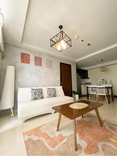 1-Bedroom Unit Manhattan Heights Araneta Cuabo with Balcony in Santolan