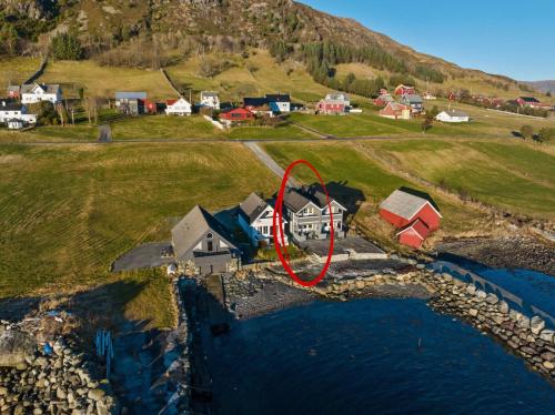 Seahouse with shoreline in Kalvåg (Seahouse with shoreline in Kalvag) in 卡爾禾格