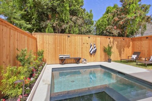 Relaxing Home with Heated Pool & Spa – khách sạn tại Lower Garden District