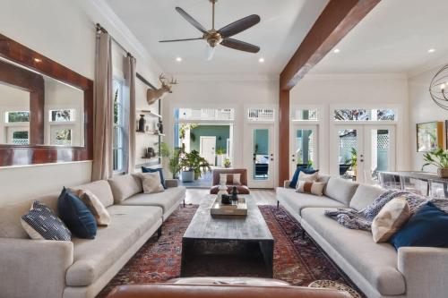 Gorgeous Upscale Home with Pool Garden District – khách sạn tại Lower Garden District
