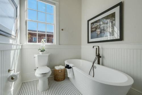 Gorgeous Upscale Home with Pool Garden District - image 14