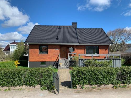 House near the sea in Träslövsläge – khách sạn tại Apelviken