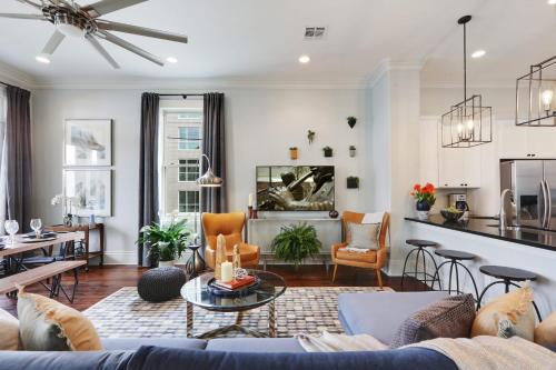 Sunny Midcentury Luxury Home Near French Quarter – khách sạn tại Bywater