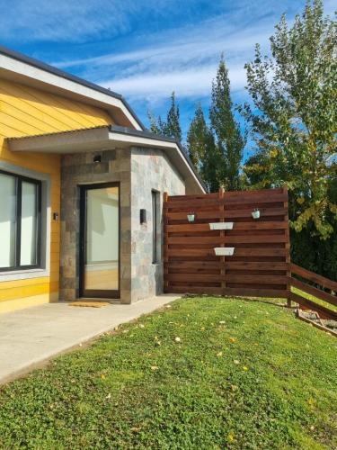 Vivienda con jardín y vista al lago