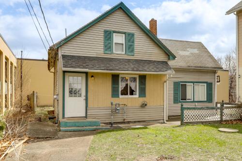 Near I-95 & Rhode Island Border! Pet-Friendly Home in 波塔基特 (RI)