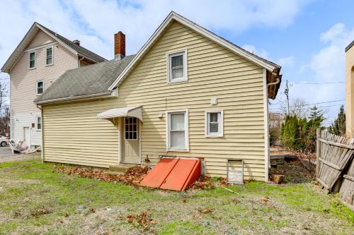 Near I-95 & Rhode Island Border! Pet-Friendly Home in 波塔基特 (RI)
