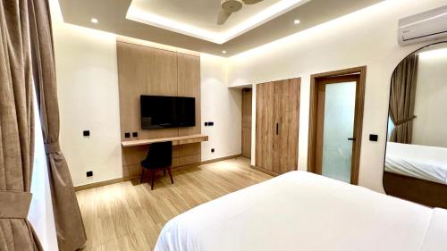Aurhom By Royal Inn - main image