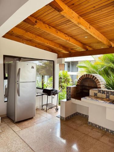 Escazu Modern Apt with AC & Great Location in San Antonio