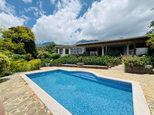 Swimming pool, Escazu Modern Apt with AC & Great Location in San Antonio