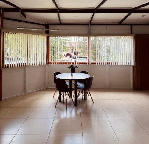Escazu Modern Apt with AC & Great Location in San Antonio