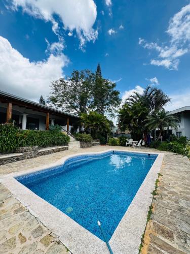 Escazu Modern Apt with AC & Great Location in San Antonio
