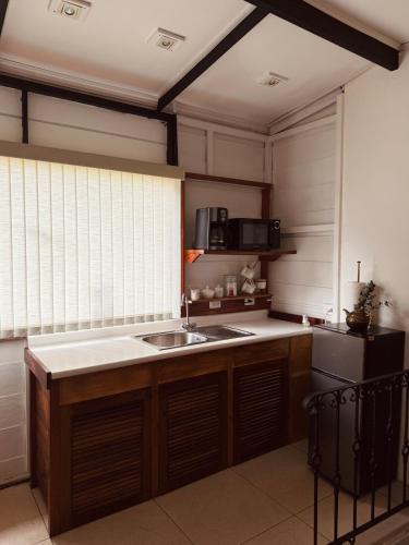 Escazu Modern Apt with AC & Great Location in San Antonio