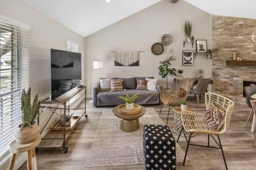 2BR Katy Retreat, Prime Location Fast Wi-Fi - PVT – khách sạn tại Tây Houston