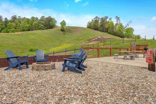 Cozy & Secluded Mountainside Retreat Game Room, WiFi, Hot Tub, Dogs OK in Sevierville, USA