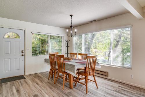 Furnished Deck & Fire Pit: Sherwood Forest Cabin in Tvenharta (CA)