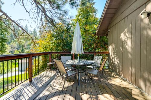 Furnished Deck & Fire Pit: Sherwood Forest Cabin in Tvenharta (CA)