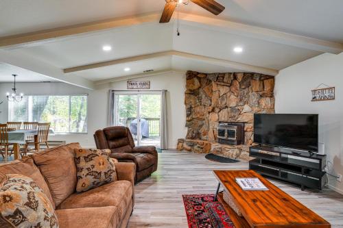 Furnished Deck & Fire Pit: Sherwood Forest Cabin in Tvenharta (CA)