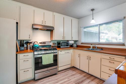 Furnished Deck & Fire Pit: Sherwood Forest Cabin in Tvenharta (CA)