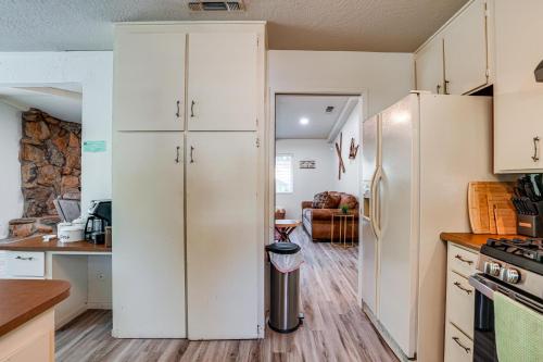 Furnished Deck & Fire Pit: Sherwood Forest Cabin in Tvenharta (CA)