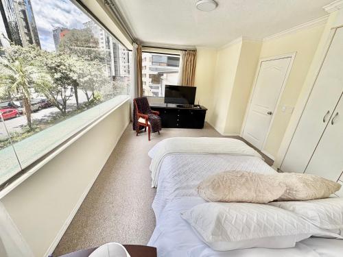 Stylish Spacious Suite near La Carolina Park - Quicentro Prime Location - image 3