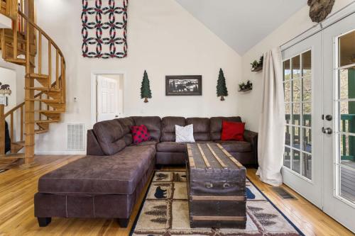 Smoky Ridge Retreat with Hot Tub & Bonfire-Family Friendly - image 13