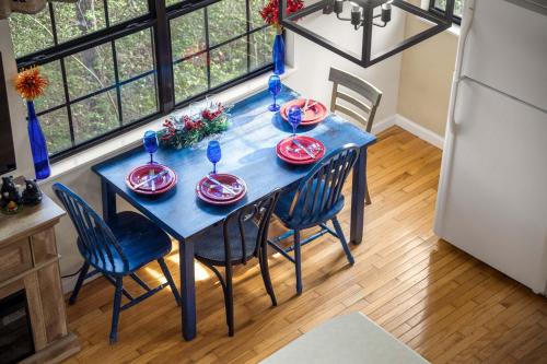 Smoky Ridge Retreat with Hot Tub & Bonfire-Family Friendly - image 4