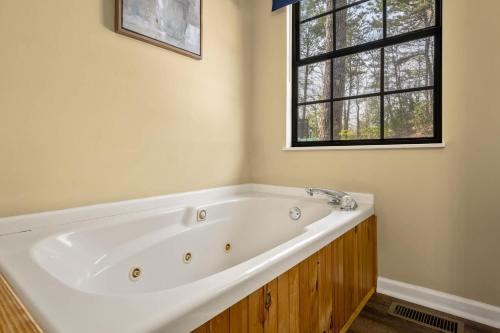 Smoky Ridge Retreat with Hot Tub & Bonfire-Family Friendly - image 11