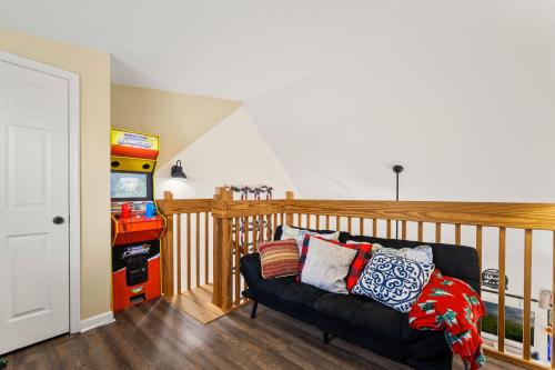 Smoky Ridge Retreat with Hot Tub & Bonfire-Family Friendly - main image