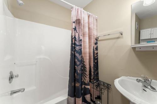 Smoky Ridge Retreat with Hot Tub & Bonfire-Family Friendly - image 2