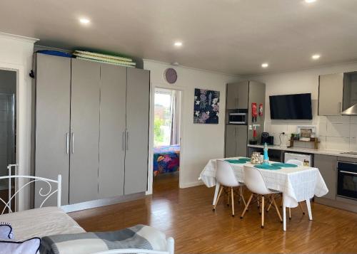 Coronet Bay Beach Cabin in Corinella