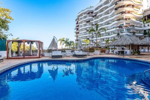 Luxurious partial ocean-view suite with 3 pools, hot tub, gym & balcony